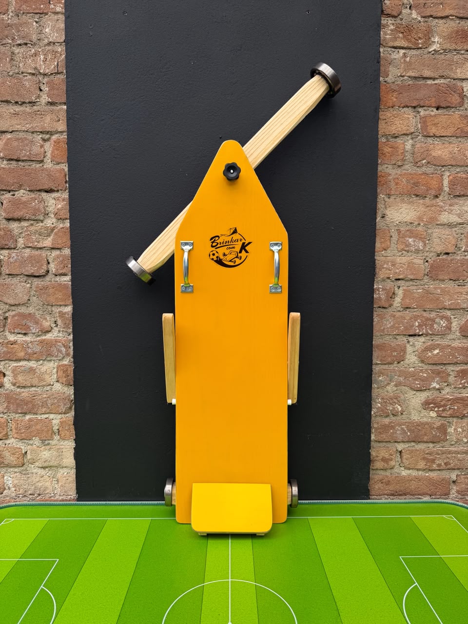 Carrinho de rolimã amarelo